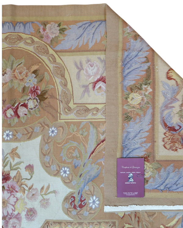 Tappeto Aubusson Cina 316x241 cm con fondo avorio e motivi floreali in beige, oro e pastello, tramato ed annodato a mano, provenienza Cina.