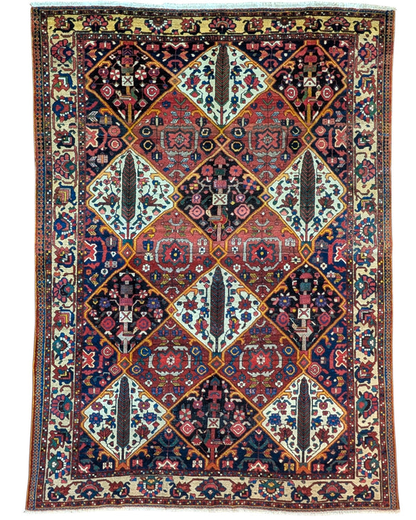 Tappeto Bakhtiari persiano 341x246 cm, annodato a mano in lana e cotone, fondo rosso con motivi geometrici e floreali.