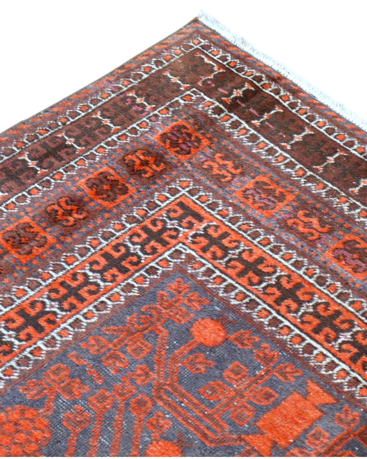 Tappeto Baluch persiano 376x191 cm rettangolare, annodato a mano, con motivi geometrici rossi e blu su fondo scuro.