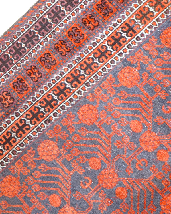 Tappeto Baluch persiano 376x191 cm rettangolare, annodato a mano, con motivi geometrici rossi e blu su fondo scuro.