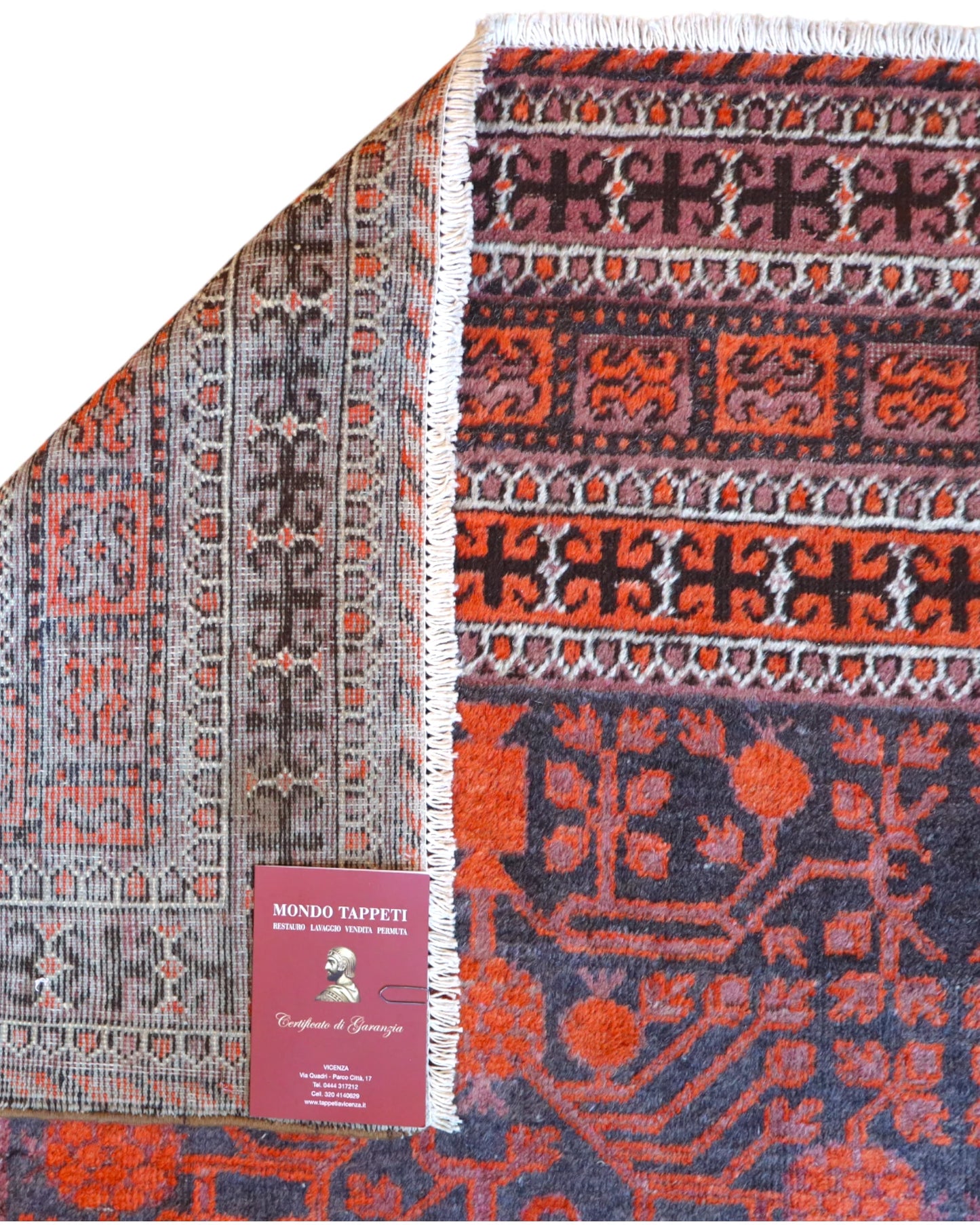 Tappeto Baluch persiano 376x191 cm rettangolare, annodato a mano, con motivi geometrici rossi e blu su fondo scuro.