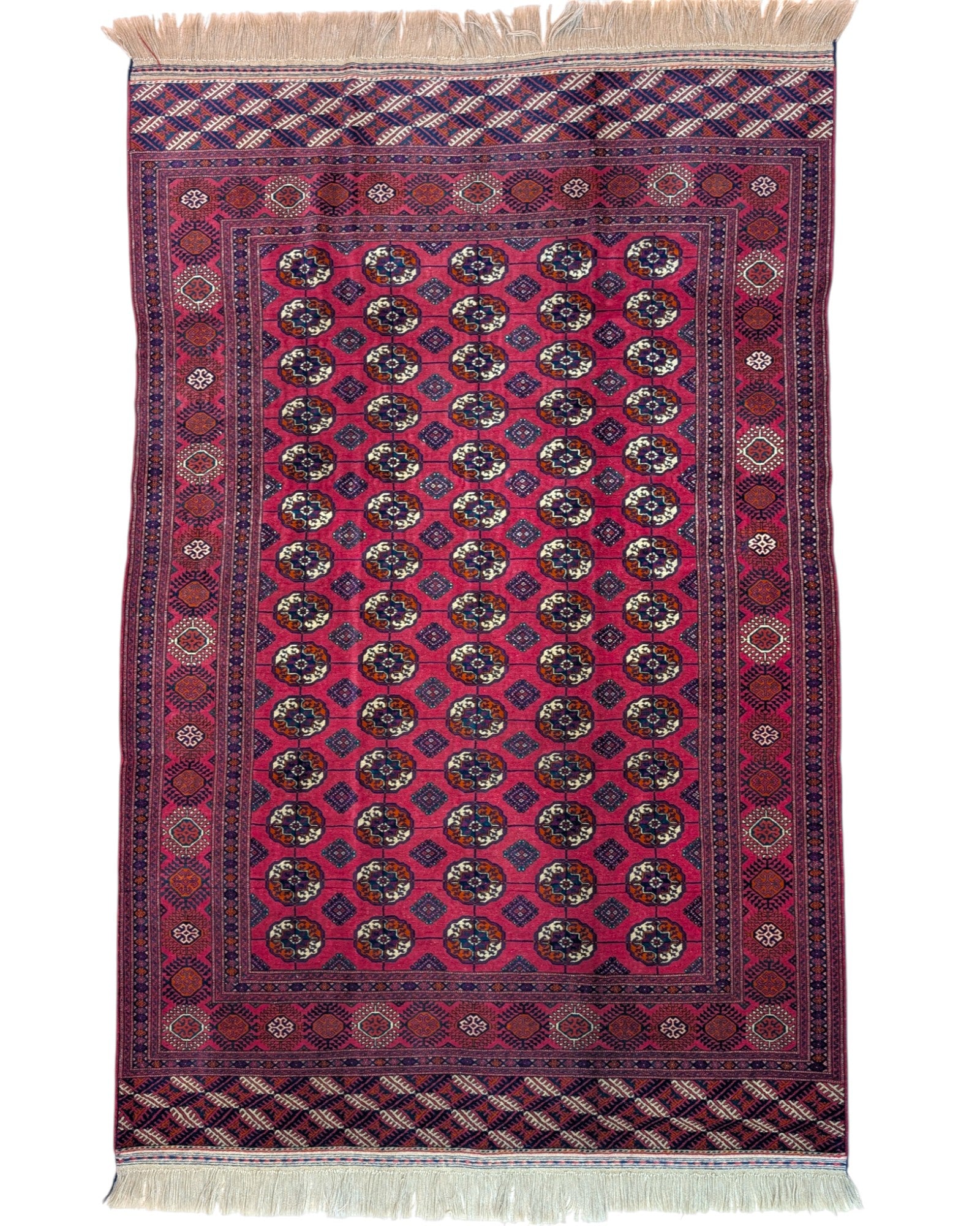 Tappeto Bukhara 278x180 cm con fondo rosso e motivi a gul in nero e avorio, tramato ed annodato a mano, provenienza Asia Centrale.