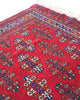 Tappeto Bukhara 280x180 cm con fondo rosso rubino e motivi geometrici ripetuti, tramato ed annodato a mano, provenienza Asia Centrale.