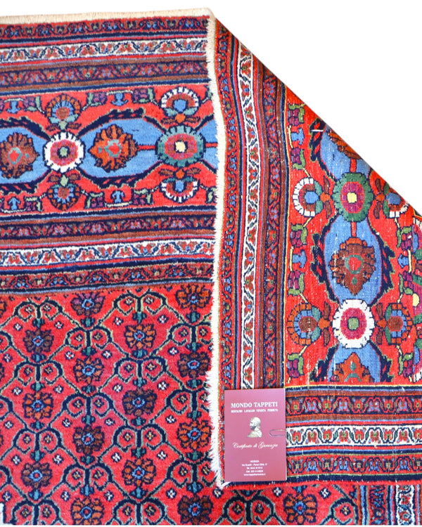 Tappeto Doraghsh persiano 377x297 cm rettangolare, annodato a mano, con campo blu e motivo centrale rosso a diamante.