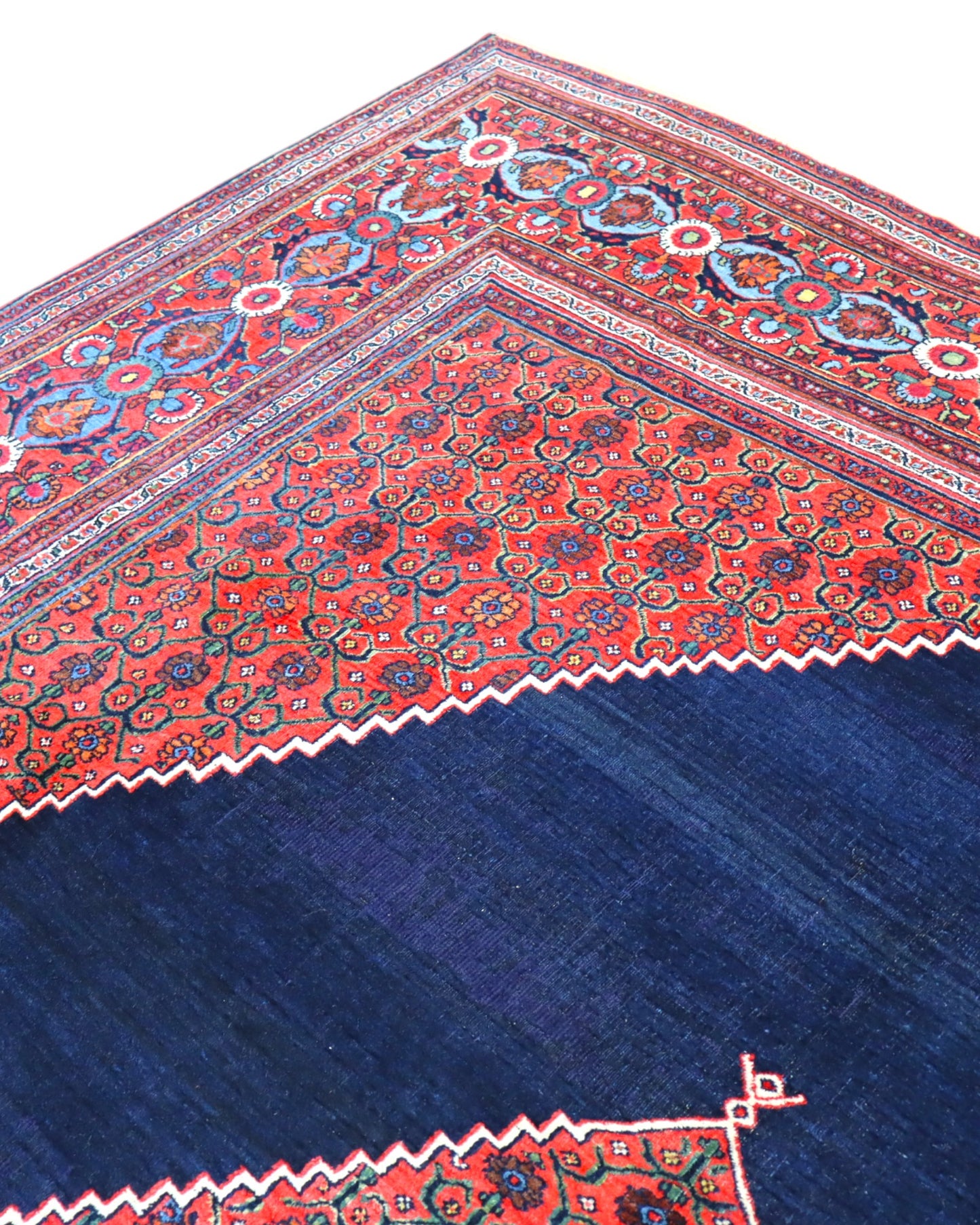 Tappeto Doraghsh persiano 377x297 cm rettangolare, annodato a mano, con campo blu e motivo centrale rosso a diamante.