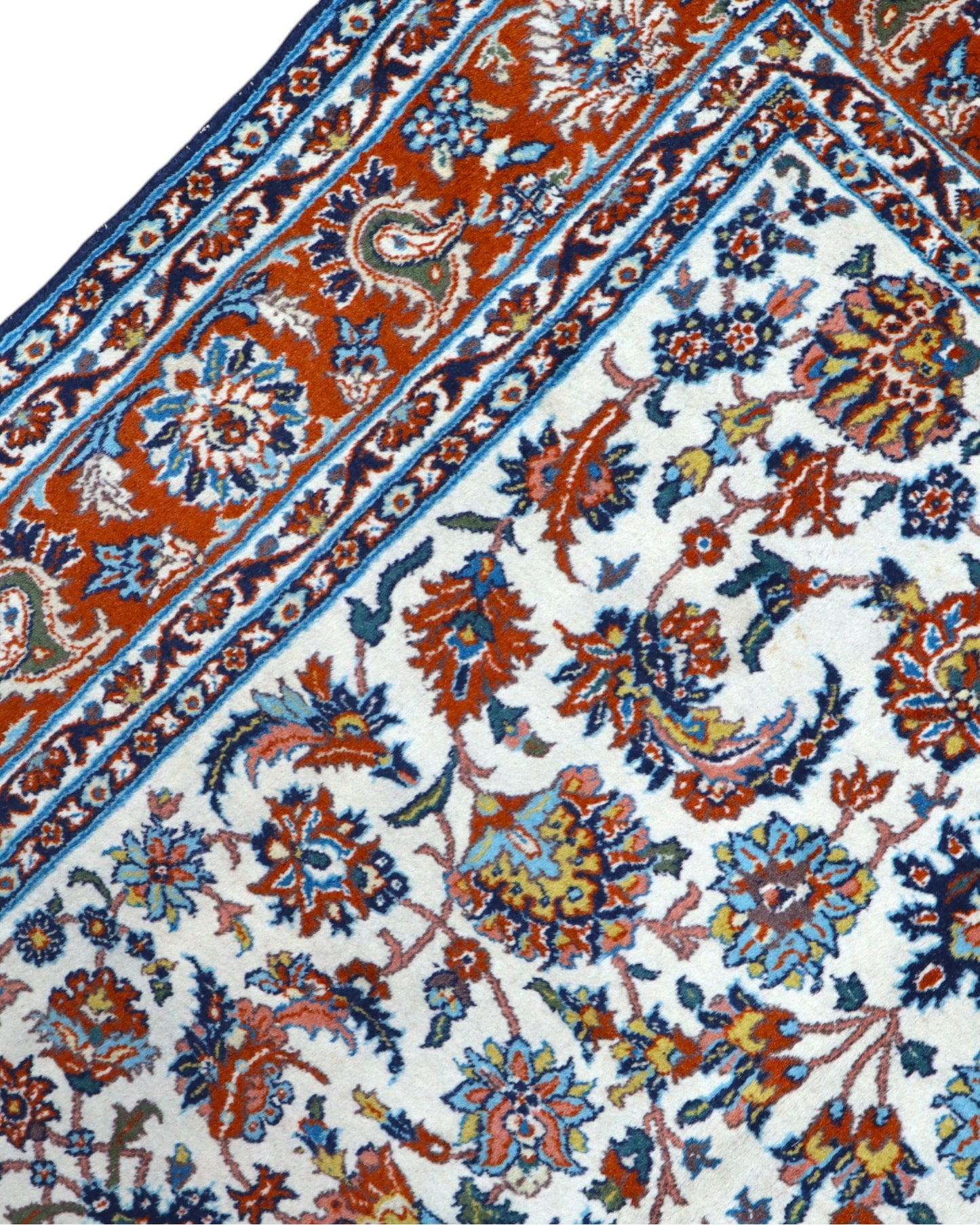 Tappeto Esfahan 182x124 cm annodato a mano, rettangolare, fondo chiaro con motivi floreali persiani, realizzato in cotone e lana con colori vegetali.