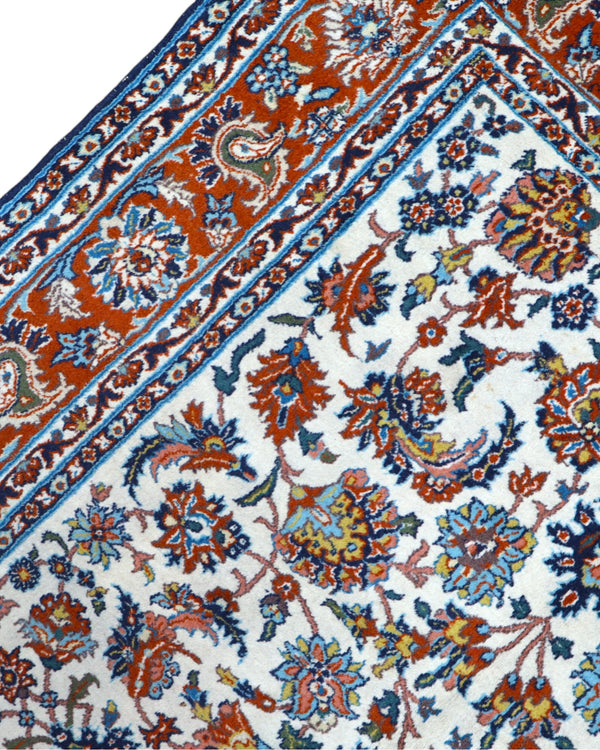 Tappeto Esfahan 182x124 cm annodato a mano, rettangolare, fondo chiaro con motivi floreali persiani, realizzato in cotone e lana con colori vegetali.