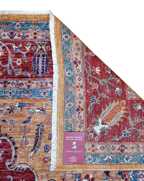 Tappeto Farahan 371x240 cm annodato a mano, rettangolare, fondo rosso con medaglione centrale e motivi ornamentali, realizzato in cotone e lana con colori vegetali.