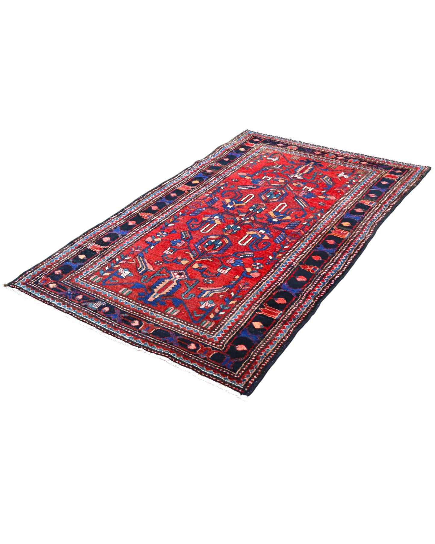 Tappeto Hamedan 200x130 cm persiano, rettangolare, annodato a mano, fondo rosso con motivi geometrici e floreali blu e avorio, bordi decorati.