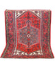 Tappeto Hamedan 191x126 cm annodato a mano, rettangolare, fondo rosso con dettagli geometrici, realizzato in cotone e lana con colori vegetali.