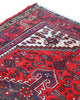 Tappeto Hamedan 191x126 cm annodato a mano, rettangolare, fondo rosso con dettagli geometrici, realizzato in cotone e lana con colori vegetali.
