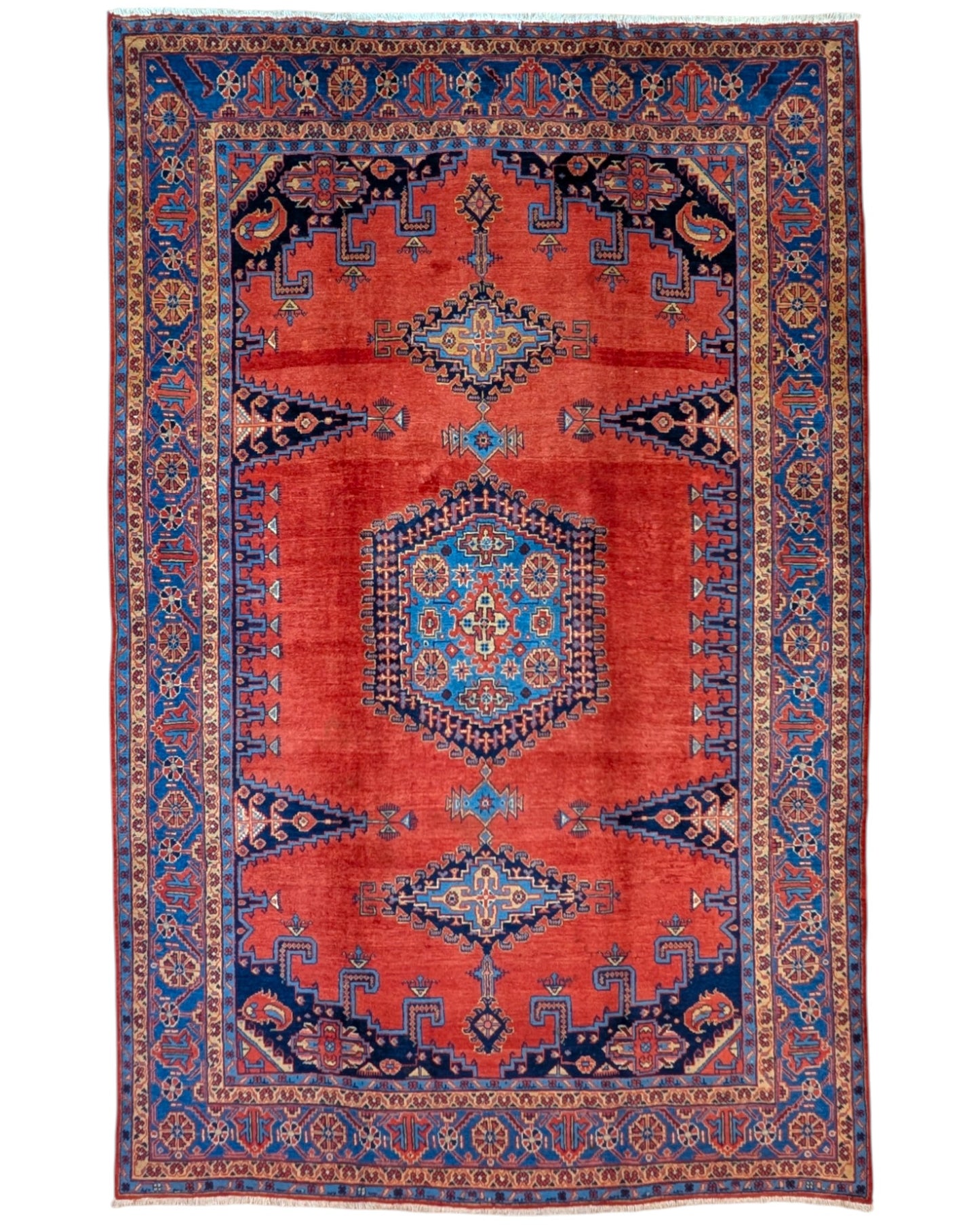 Tappeto Heriz persiano 339x219 cm, annodato a mano su telaio tradizionale, lana e cotone con colori vegetali, fondo rosso e dettagli blu.
