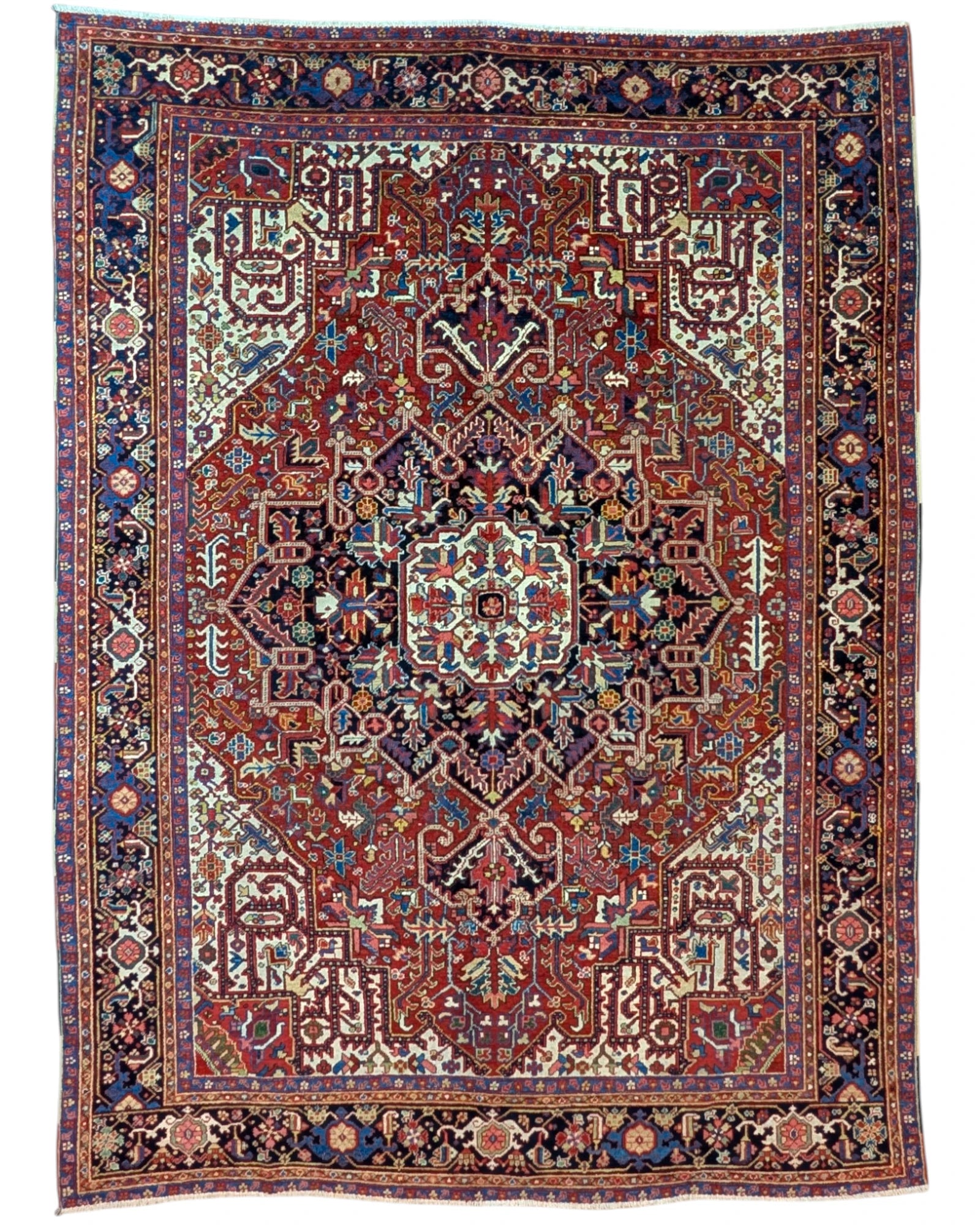 Tappeto Heriz persiano 336x248 cm, annodato a mano in lana e cotone, con medaglione geometrico e motivi floreali tradizionali.