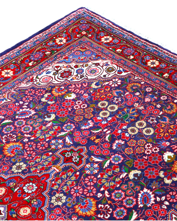 Tappeto Jozan 203x131 cm persiano, annodato a mano, fondo blu e rosso con medaglione centrale e motivi floreali ricchi di dettagli.