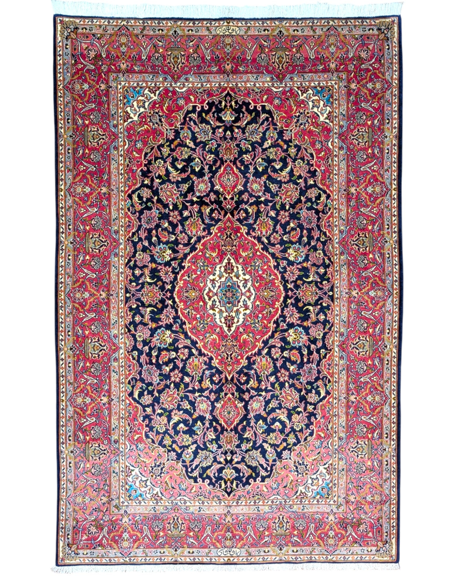 Tappeto Kashan persiano 225x142 cm, annodato a mano, fondo blu notte con motivo floreale e cornice rossa decorata, lana mista seta, certificato di autenticità incluso.