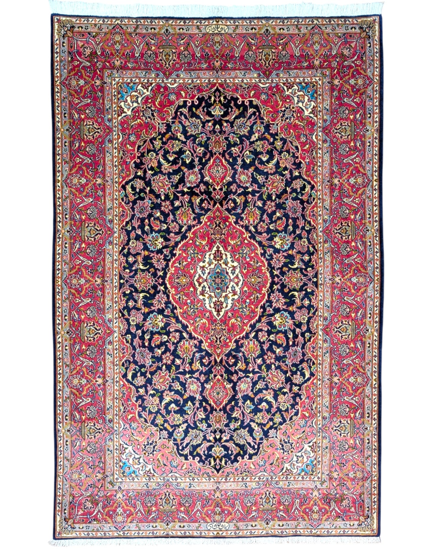 Tappeto Kashan persiano 225x142 cm, annodato a mano, fondo blu notte con motivo floreale e cornice rossa decorata, lana mista seta, certificato di autenticità incluso.