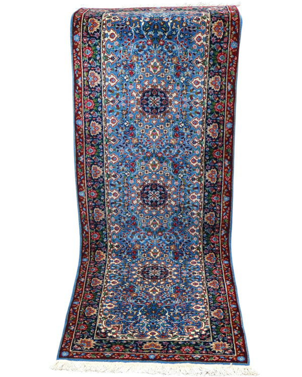 Tappeto Kerman 186x62 cm annodato a mano con fondo azzurro e cornice scura.