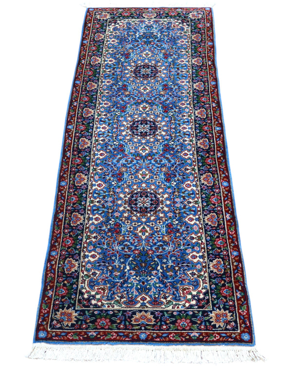 Tappeto Kerman 186x62 cm annodato a mano con fondo azzurro e cornice scura.