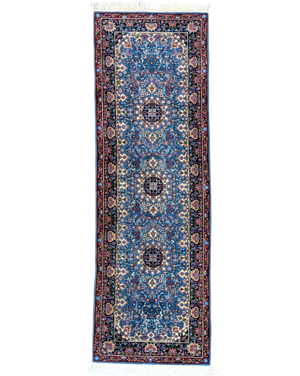 Tappeto Kerman 186x62 cm annodato a mano con fondo azzurro e cornice scura.