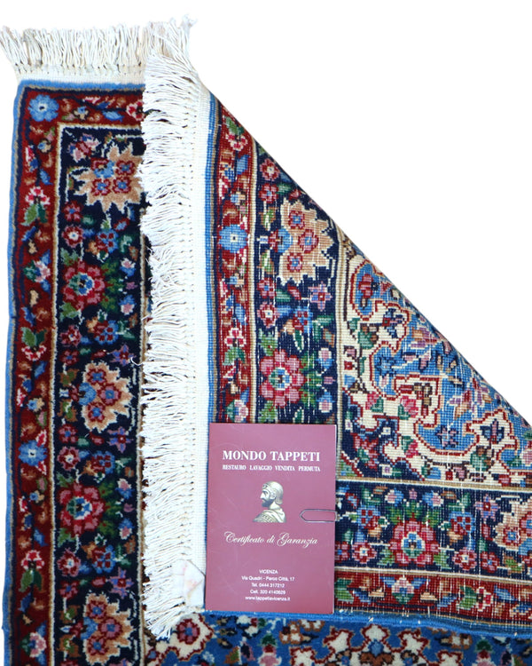 Tappeto Kerman 186x62 cm annodato a mano con fondo azzurro e cornice scura.