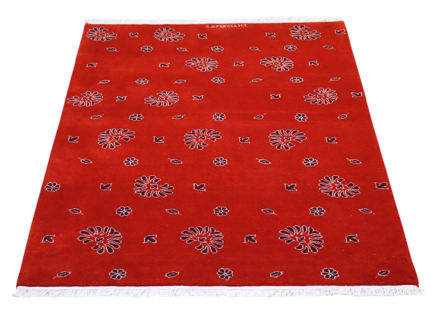 Tappeto moderno 148x107 cm annodato a mano in Persia, fondo rosso con motivi floreali stilizzati, lana e colori vegetali.