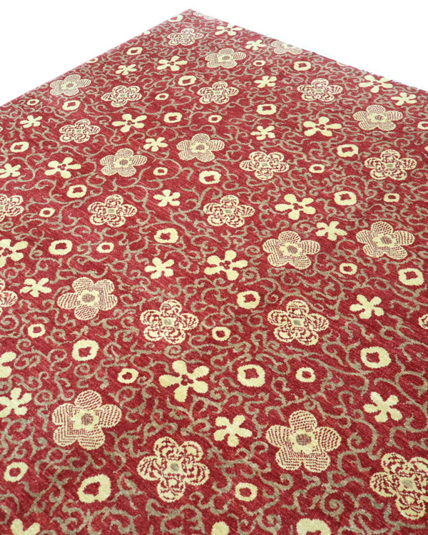 Tappeto Moderno 349x282 cm annodato a mano con fondo rosso e motivi floreali chiari.