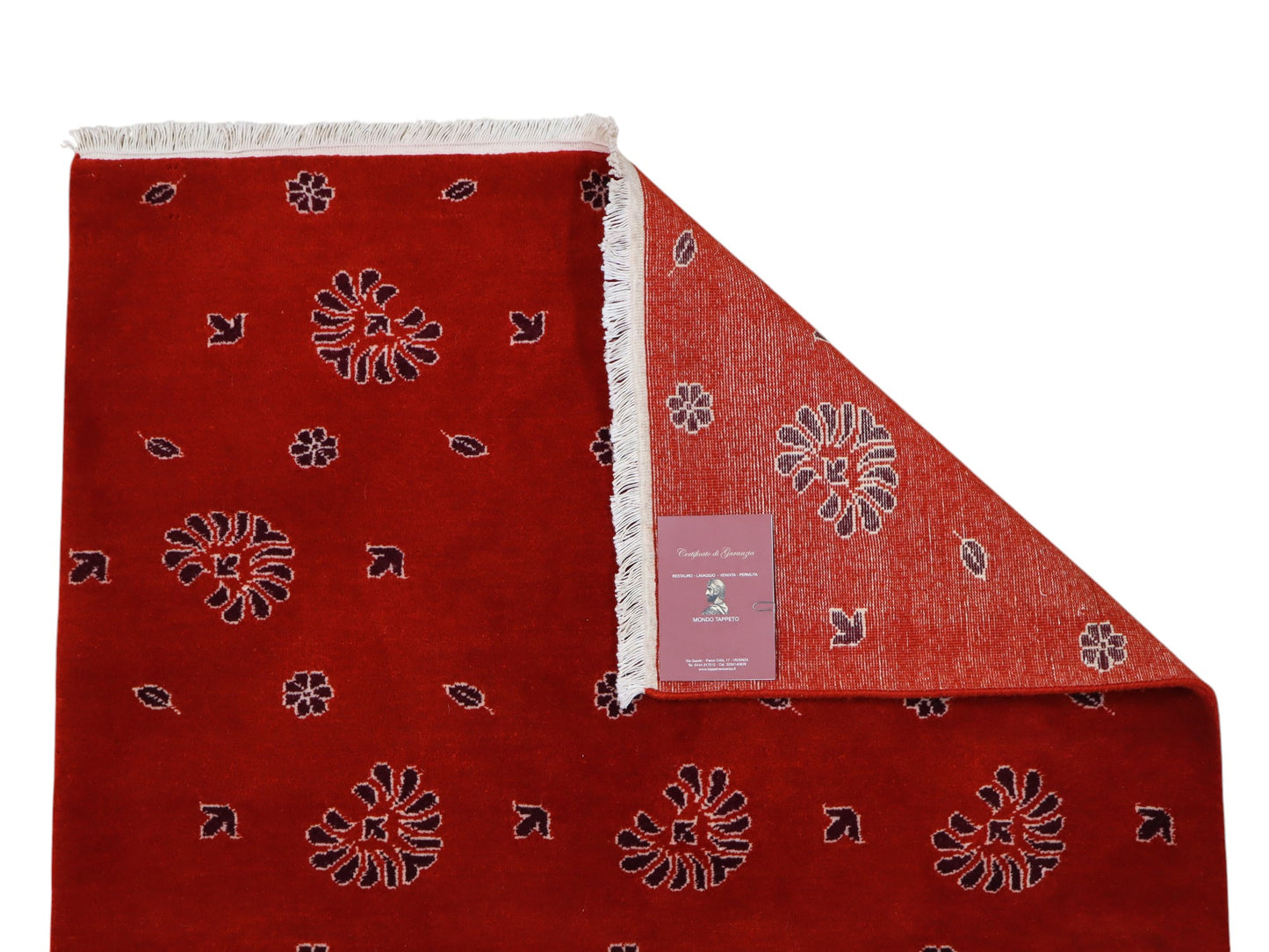 Tappeto moderno 148x107 cm annodato a mano in Persia, fondo rosso con motivi floreali stilizzati, lana e colori vegetali.