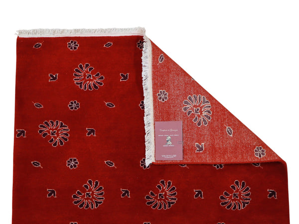 Tappeto moderno 148x107 cm annodato a mano in Persia, fondo rosso con motivi floreali stilizzati, lana e colori vegetali.