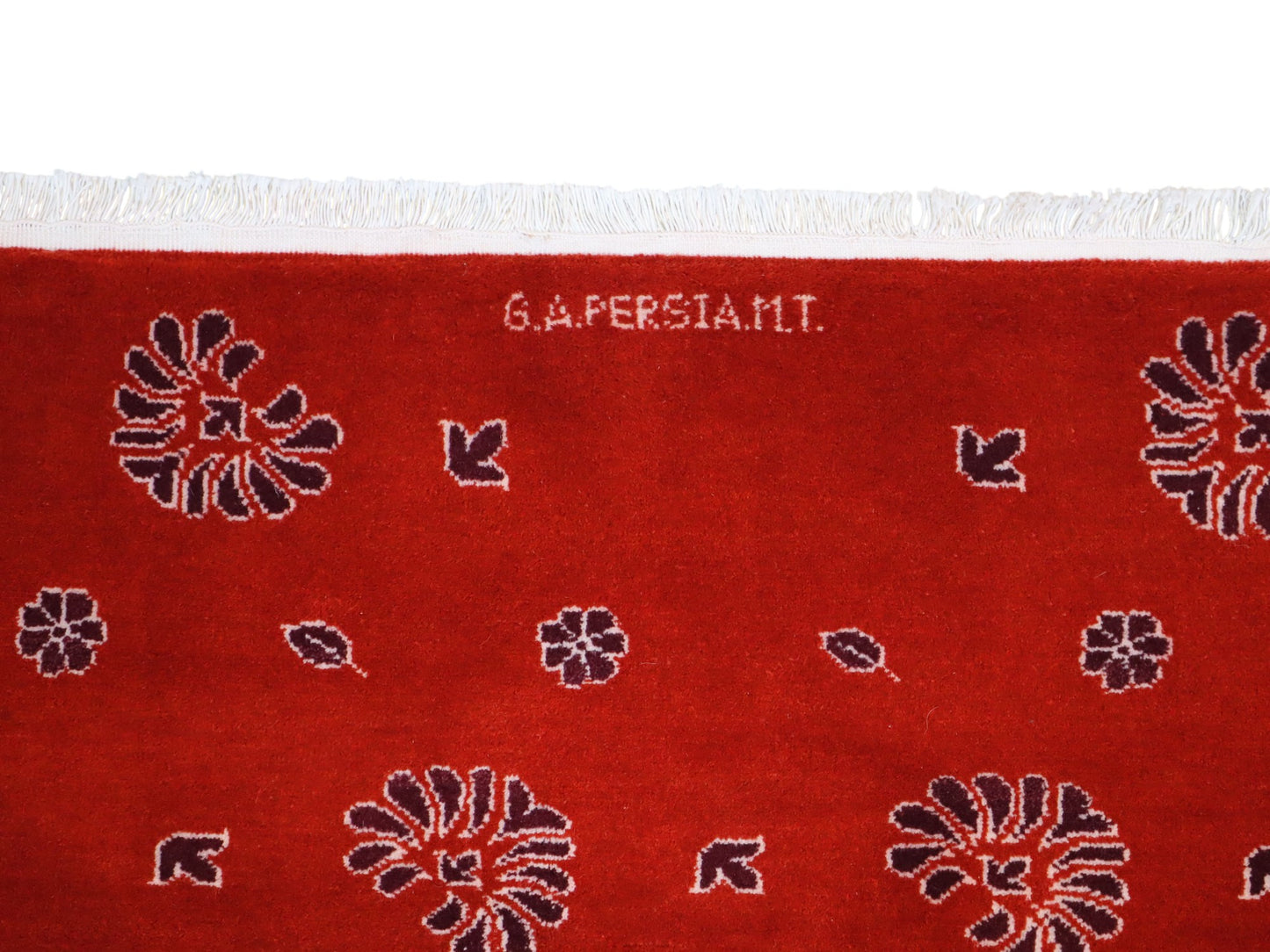 Tappeto moderno 148x107 cm annodato a mano in Persia, fondo rosso con motivi floreali stilizzati, lana e colori vegetali.