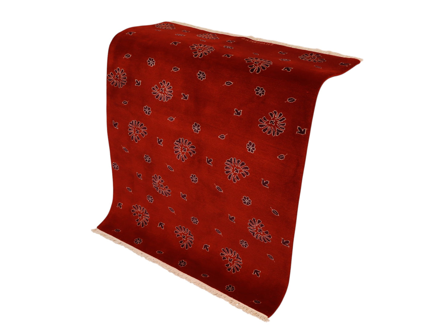 Tappeto moderno 148x107 cm annodato a mano in Persia, fondo rosso con motivi floreali stilizzati, lana e colori vegetali.