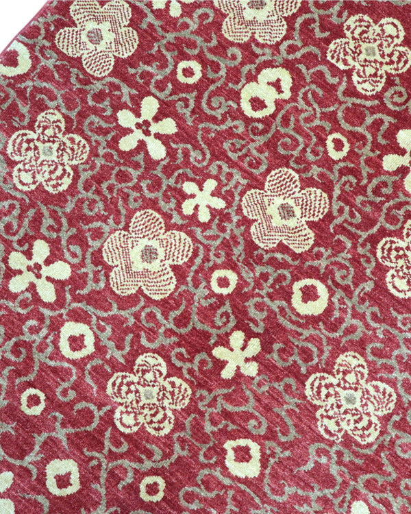 Tappeto Moderno 349x282 cm annodato a mano con fondo rosso e motivi floreali chiari.