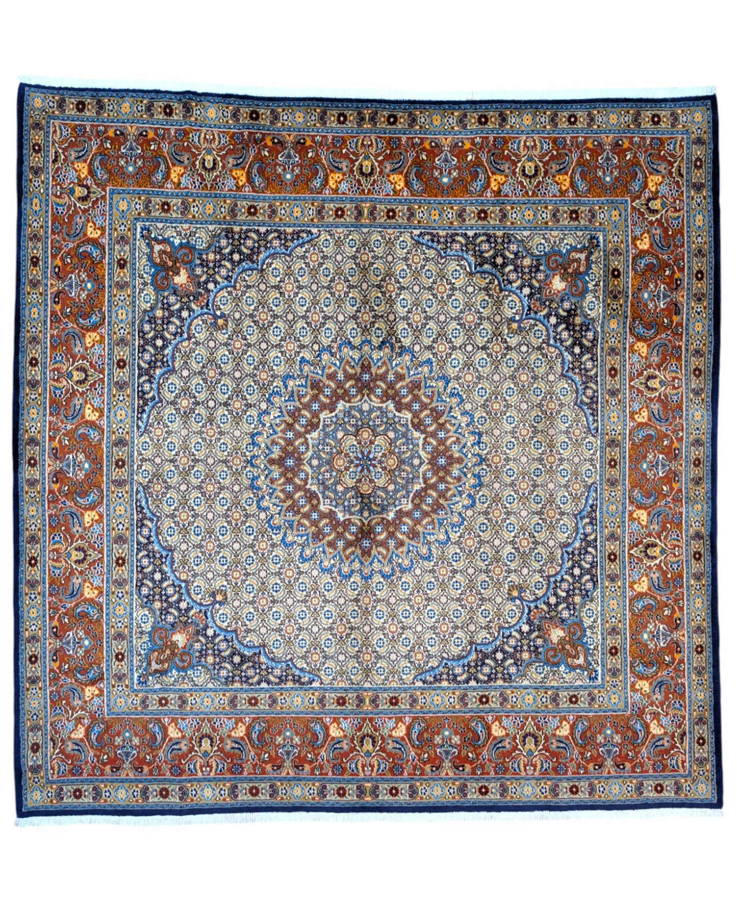 Tappeto Mud persiano 225x223 cm annodato a mano, con medaglione centrale e motivi floreali su fondo avorio e blu.
