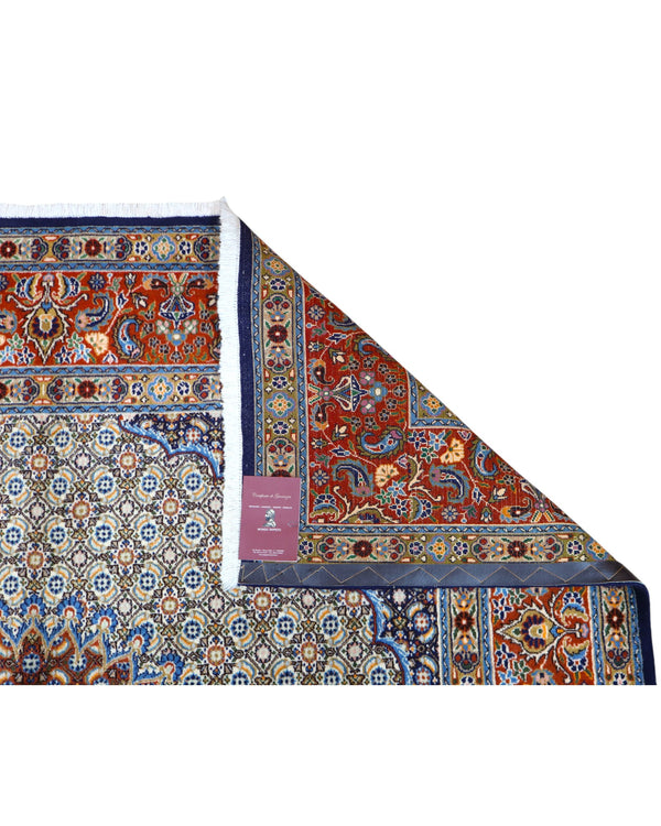 Tappeto Mud persiano 225x223 cm annodato a mano, con medaglione centrale e motivi floreali su fondo avorio e blu.