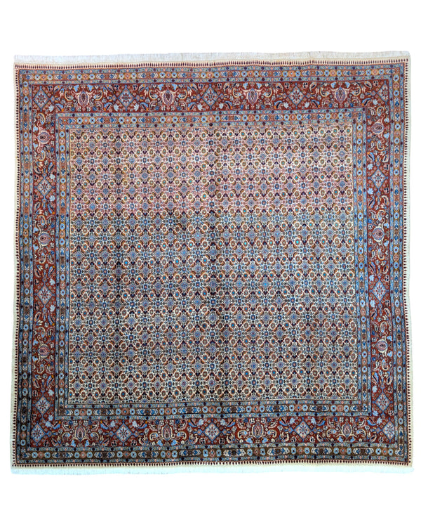 Tappeto Mud persiano 242x237 cm, annodato a mano in lana e seta, con motivi floreali azzurri e crema su fondo bordeaux.