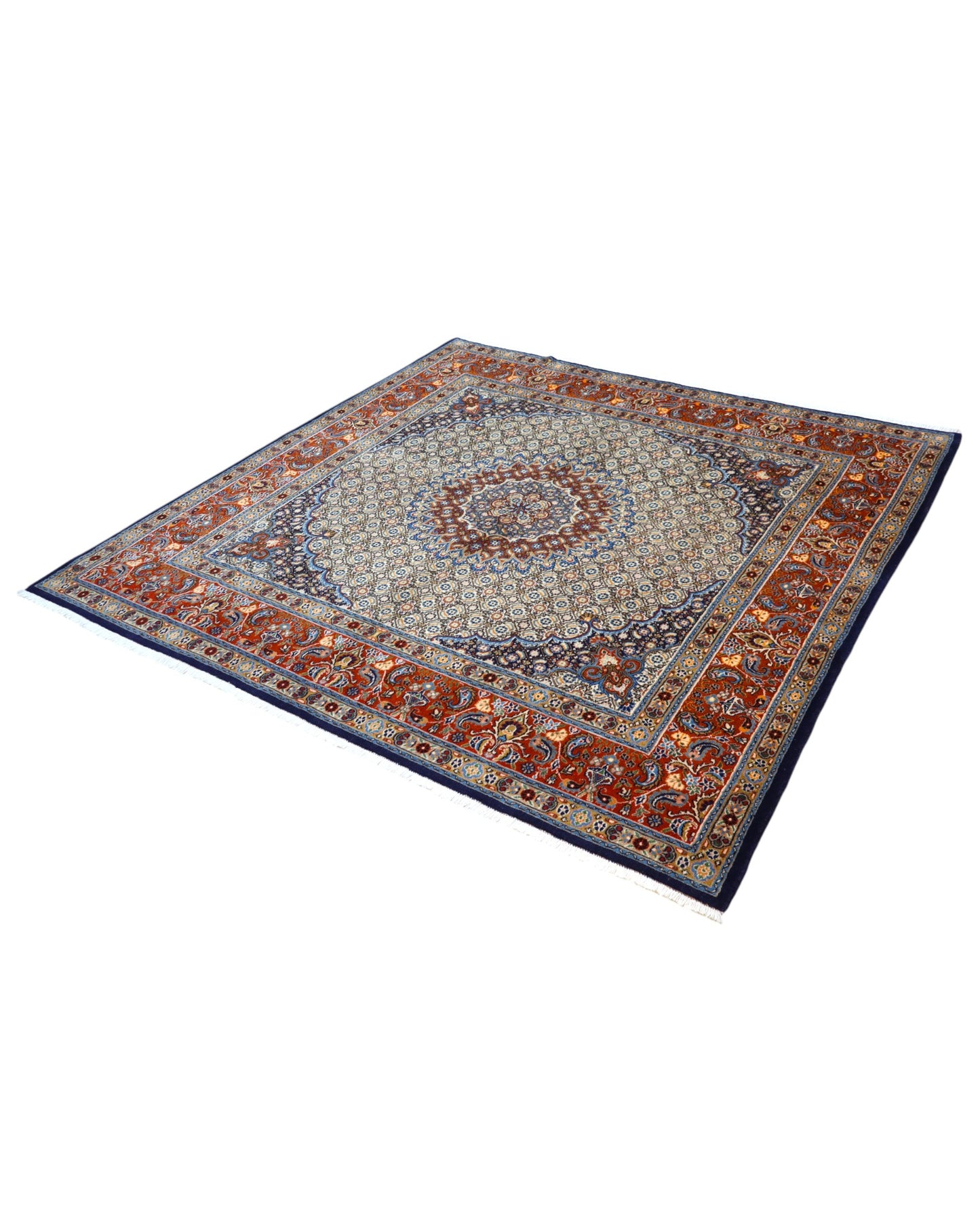 Tappeto Mud persiano 225x223 cm annodato a mano, con medaglione centrale e motivi floreali su fondo avorio e blu.