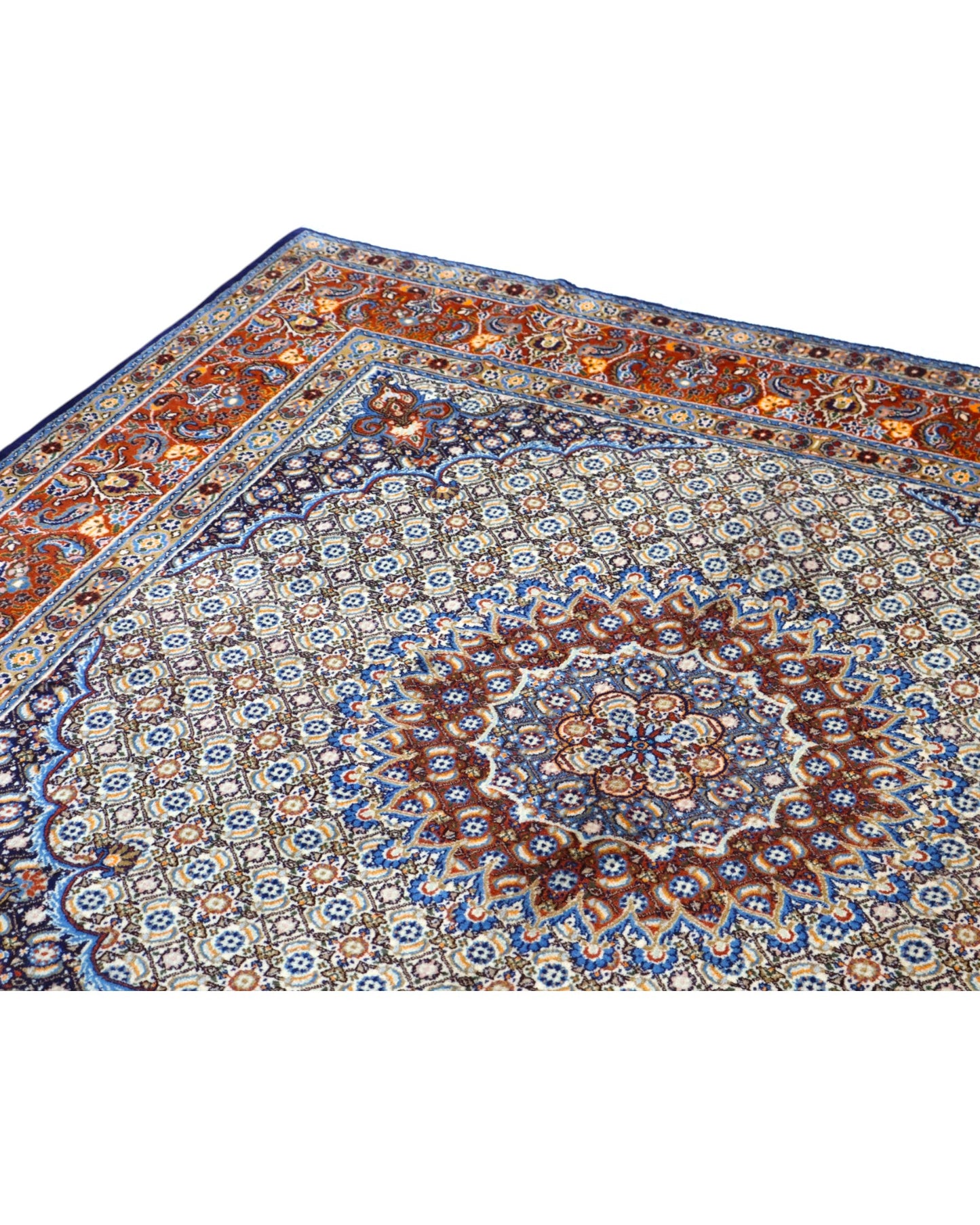 Tappeto Mud persiano 225x223 cm annodato a mano, con medaglione centrale e motivi floreali su fondo avorio e blu.