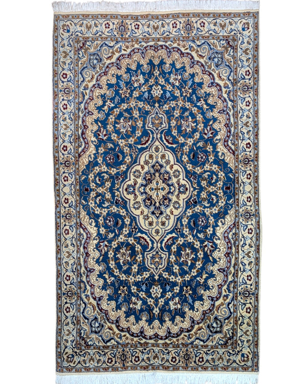 Tappeto Nain 208x120 cm persiano, annodato a mano, fondo blu con medaglione centrale avorio e motivi floreali in lana e seta.