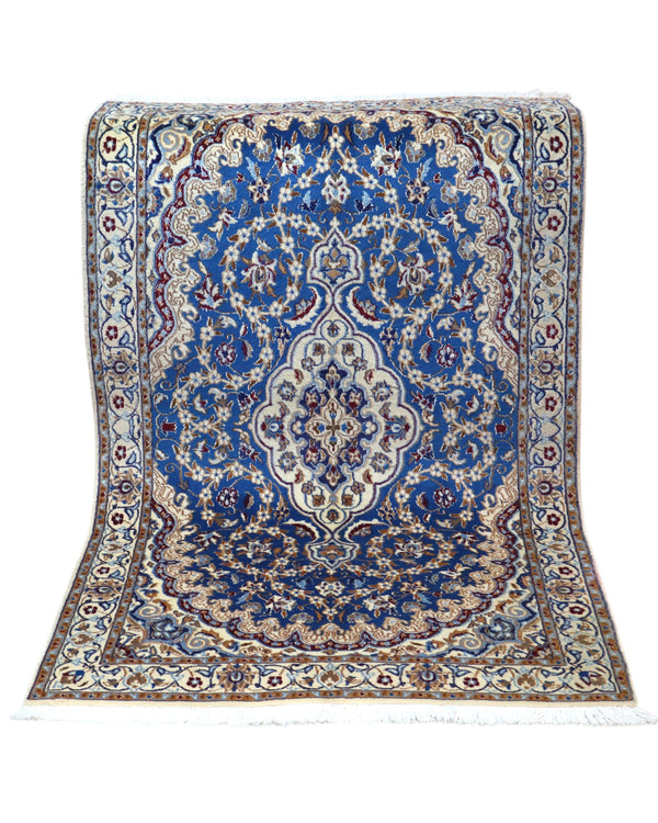 Tappeto Nain 208x120 cm persiano, annodato a mano, fondo blu con medaglione centrale avorio e motivi floreali in lana e seta.