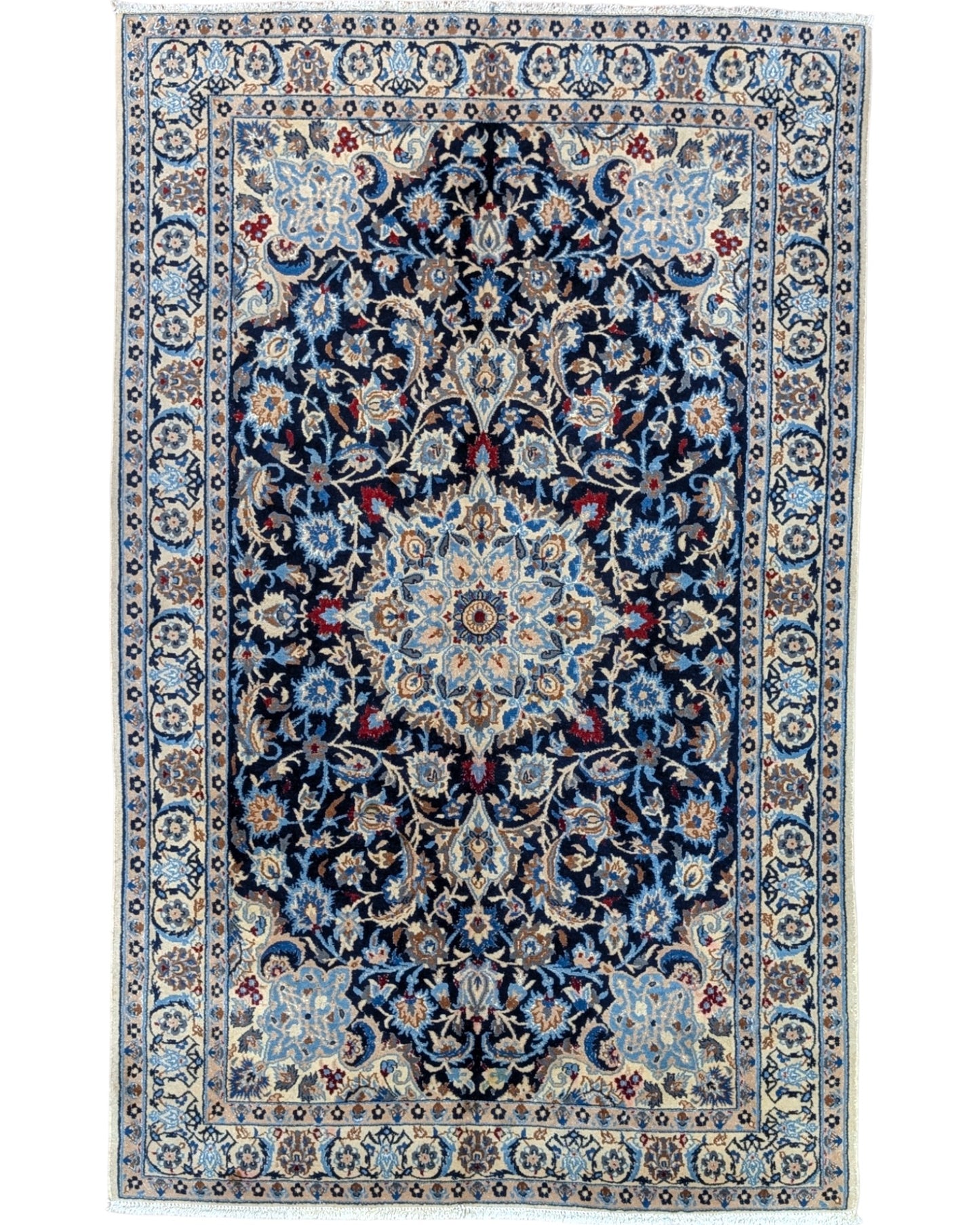 Tappeto Nain 9 fili 191x120 cm annodato a mano, rettangolare, in lana e cotone con colori vegetali, design floreale persiano su fondo blu scuro.