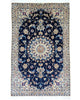 Tappeto Nain Habibian persiano 147x96 cm, annodato a mano, fondo blu notte con cornice beige e motivi decorativi, vello in lana mista seta, certificato di autenticità.