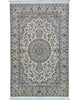 Tappeto Nain Habibian persiano 167x105 cm, annodato a mano, fondo beige con motivi decorativi armoniosi, vello in lana mista seta, certificato di autenticità incluso.