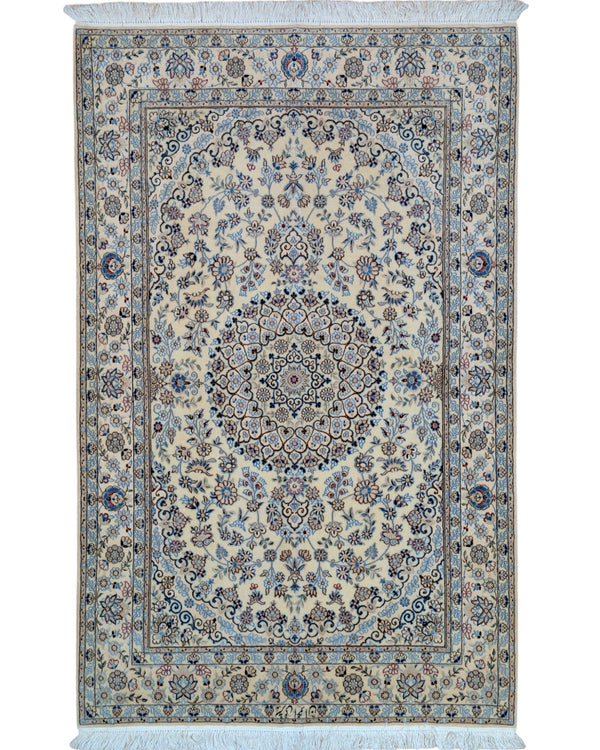 Tappeto Nain Habibian persiano 167x105 cm, annodato a mano, fondo beige con motivi decorativi armoniosi, vello in lana mista seta, certificato di autenticità incluso.