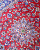 Tappeto Najafabad persiano 350x231 cm, annodato a mano in lana e cotone con colori vegetali, fondo rosso e dettagli blu e avorio.
