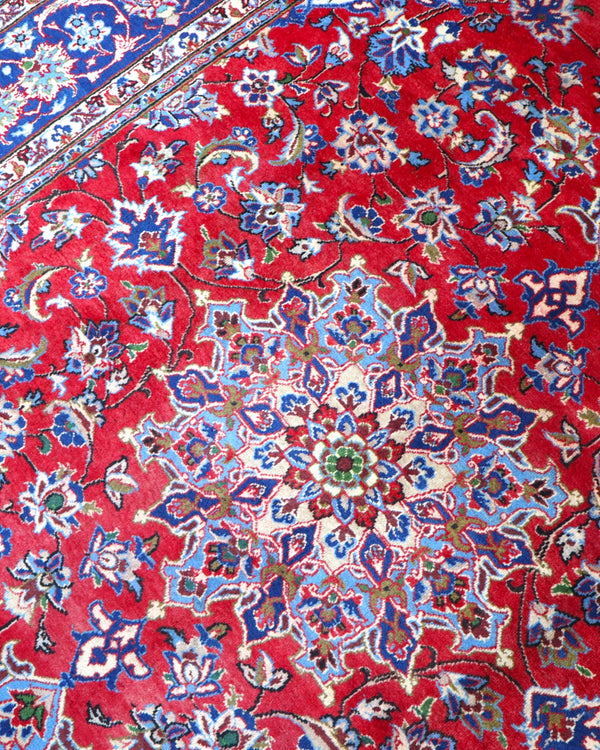 Tappeto Najafabad persiano 350x231 cm, annodato a mano in lana e cotone con colori vegetali, fondo rosso e dettagli blu e avorio.