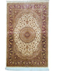 Tappeto Qum in pura seta 155x100 cm, annodato a mano in Persia, fondo oro con motivi decorativi raffinati, seta tinta vegetale, certificato incluso.