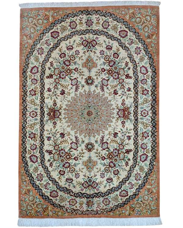 Tappeto Qum persiano in seta 163x96 cm, annodato a mano, fondo beige decorato con motivi armoniosi, seta tinta vegetale, certificato incluso.
