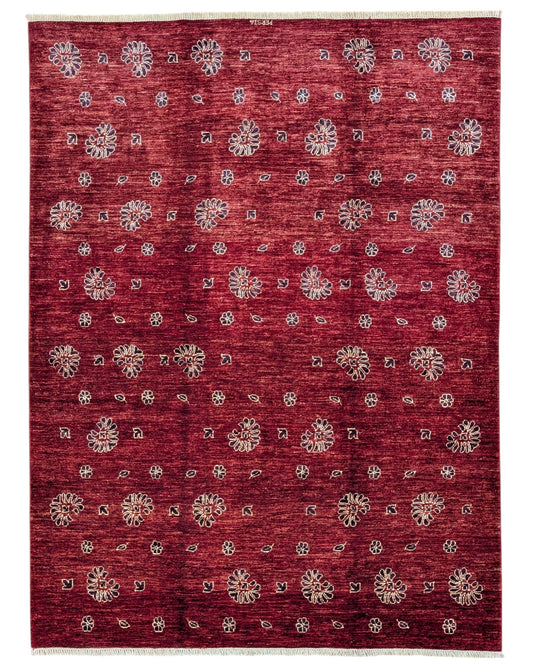 Tappeto “Rubino” di Darios 235x183 cm, annodato a mano, fondo rosso rubino con motivi floreali e foglie stilizzate beige, lana tinta vegetale, certificato incluso.