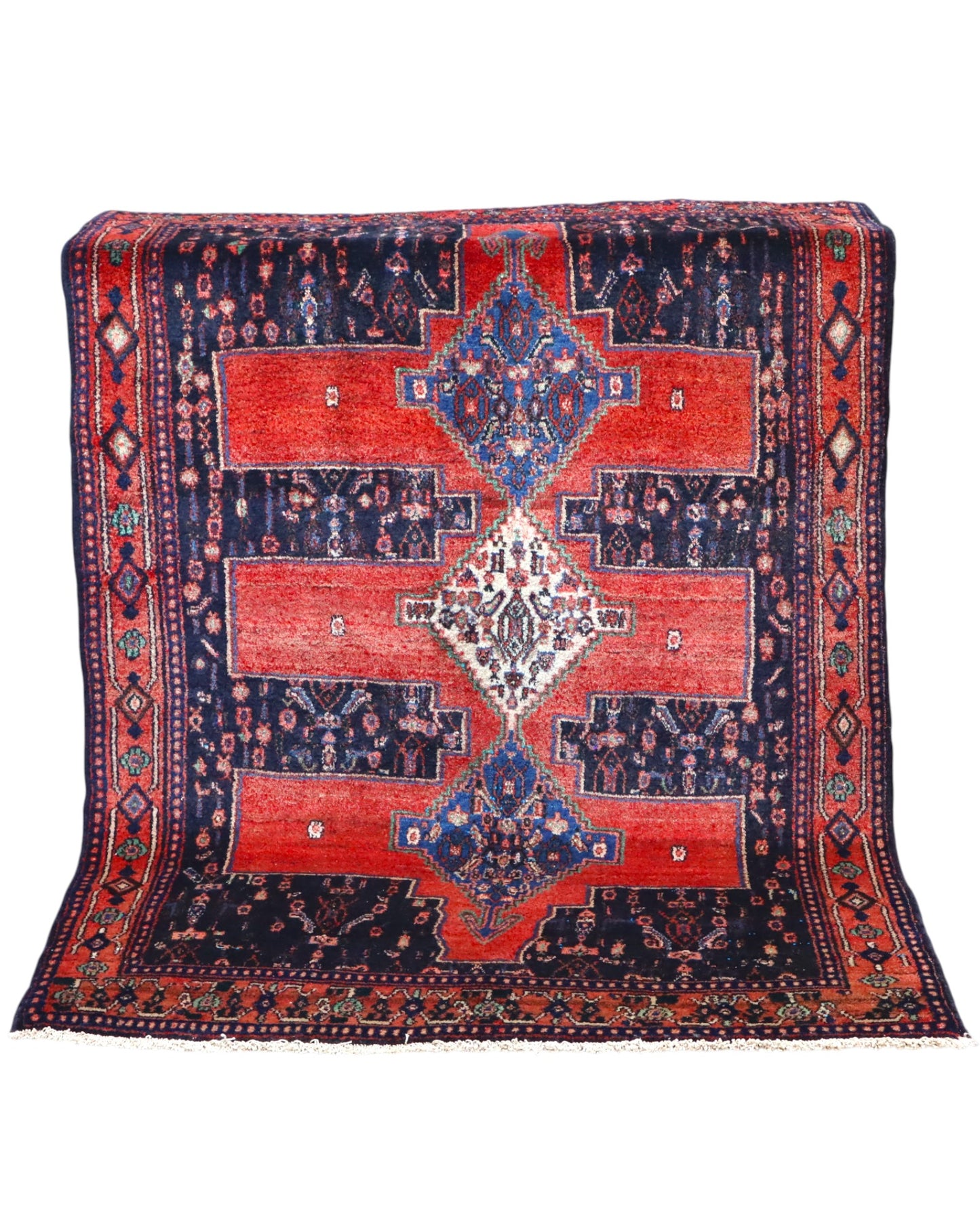 Tappeto Senneh 175x124 cm persiano, annodato a mano, fondo rosso con tre medaglioni geometrici blu e avorio, motivi floreali stilizzati.