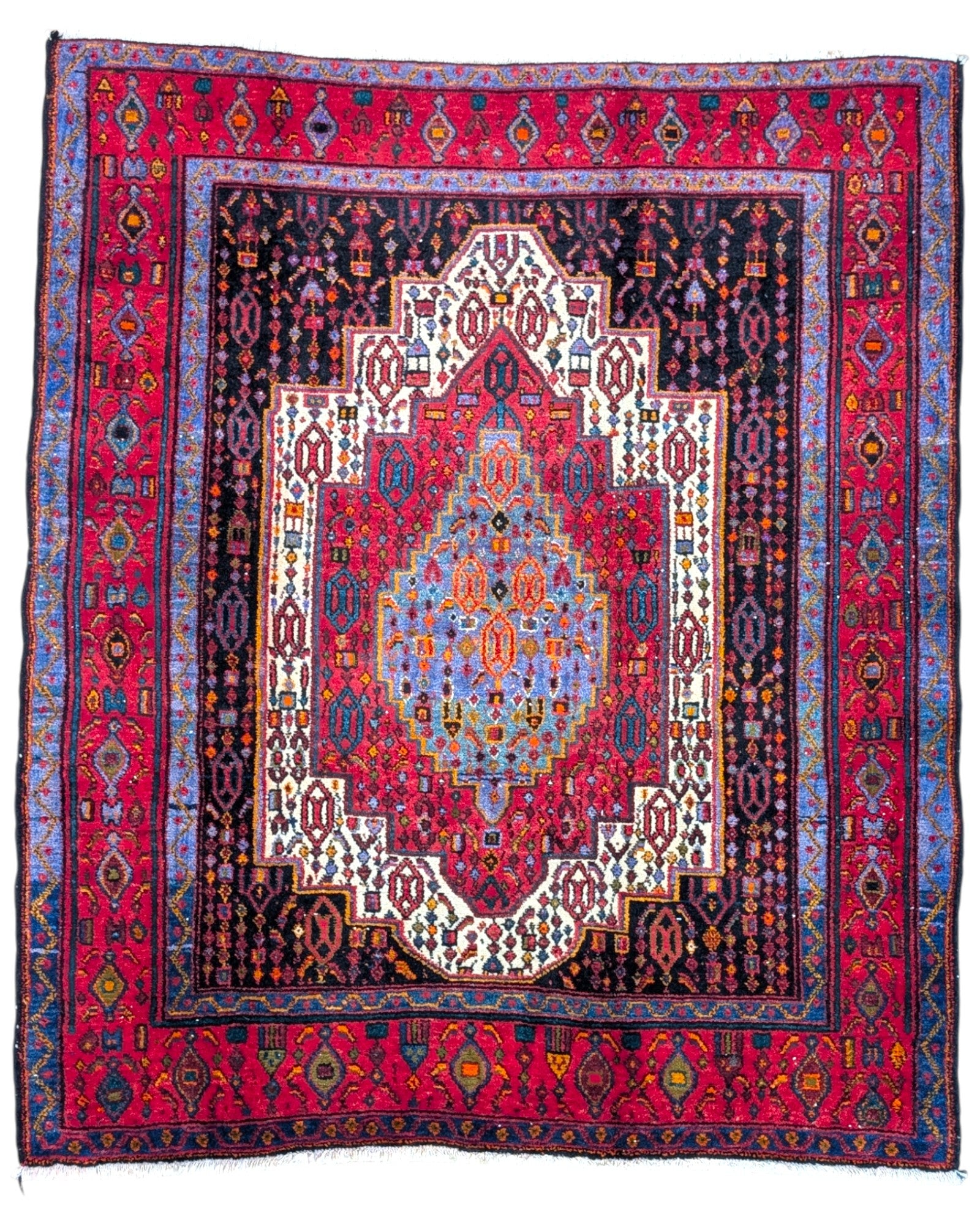 Tappeto Senneh 168x143 cm persiano, annodato a mano, medaglione centrale geometrico su fondo rosso con dettagli blu, avorio e arancio, tipico del Kurdistan iraniano.
