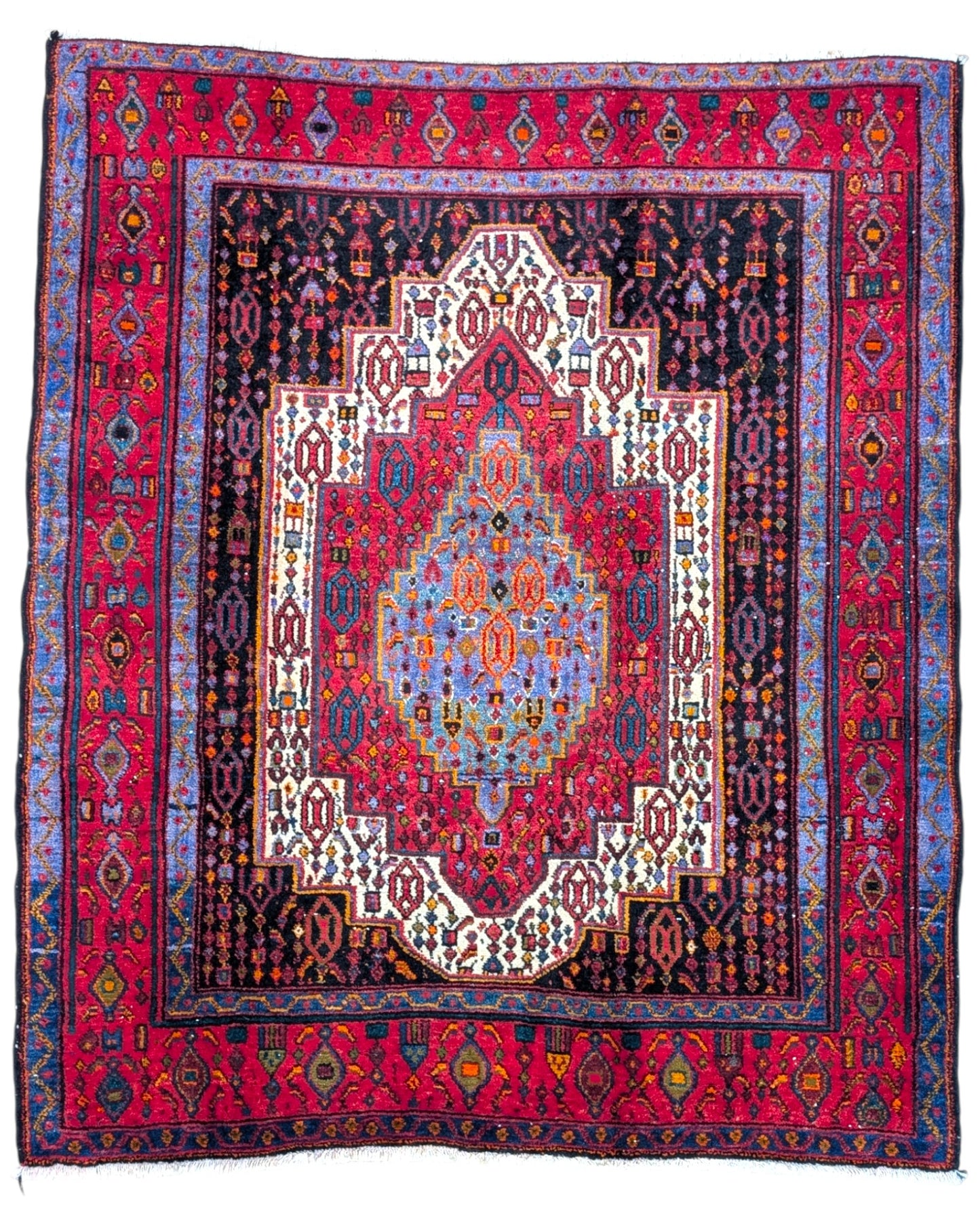 Tappeto Senneh 168x143 cm persiano, annodato a mano, medaglione centrale geometrico su fondo rosso con dettagli blu, avorio e arancio, tipico del Kurdistan iraniano.